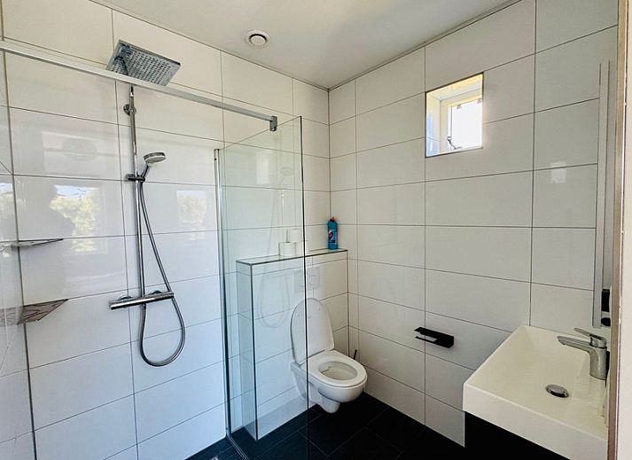 Luchtfoto van Texels Vakantiehuis in De Cocksdorp, omgeven door uitgestrekte natuur op Texel, Waddeneilanden.