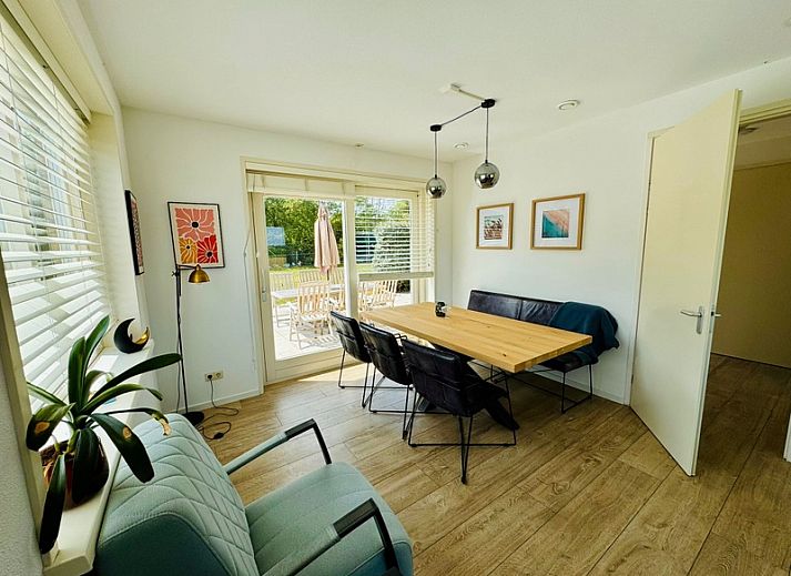 Luchtfoto van Texels Vakantiehuis in De Cocksdorp, omgeven door uitgestrekte natuur op Texel, Waddeneilanden.