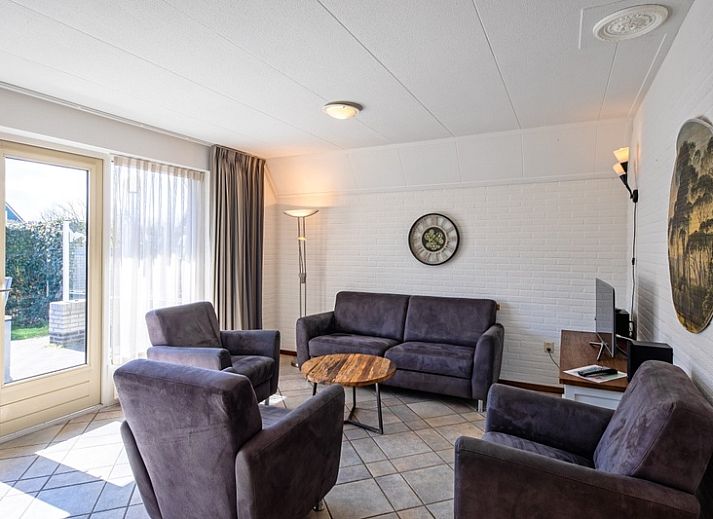 Das Ferienhaus Schelpenoord 135 in De Cocksdorp, Texel, bietet eine sonnige Terrasse mit modernen Gartenmoebeln auf den Watteninseln.