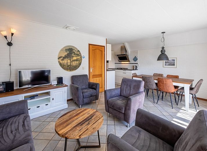 Das Ferienhaus Schelpenoord 135 in De Cocksdorp, Texel, bietet eine sonnige Terrasse mit modernen Gartenmoebeln auf den Watteninseln.