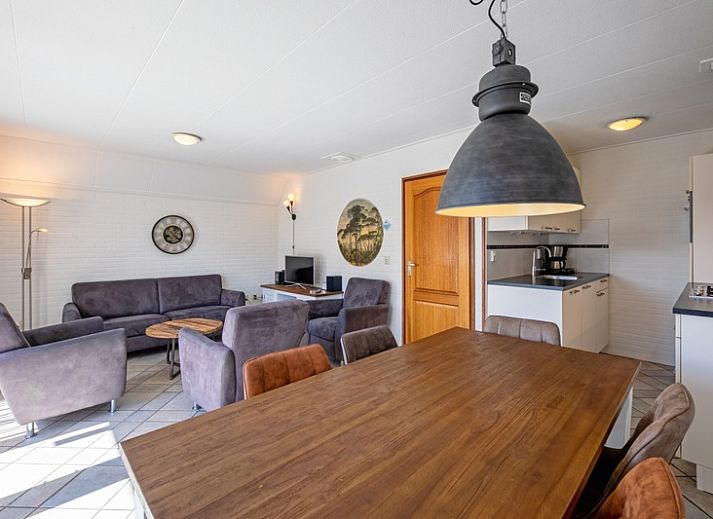 Das Ferienhaus Schelpenoord 135 in De Cocksdorp, Texel, bietet eine sonnige Terrasse mit modernen Gartenmoebeln auf den Watteninseln.