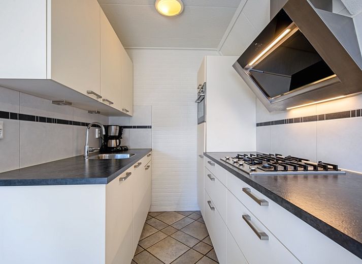 Das Ferienhaus Schelpenoord 135 in De Cocksdorp, Texel, bietet eine sonnige Terrasse mit modernen Gartenmoebeln auf den Watteninseln.