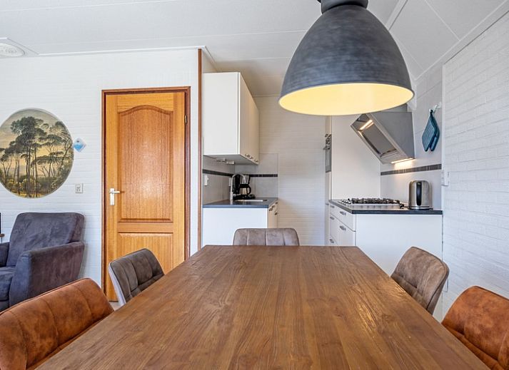 Gemuetliches Wohnzimmer des Ferienhauses Schelpenoord 135 in De Cocksdorp, Texel mit bequemen Sofas und viel Tageslicht.