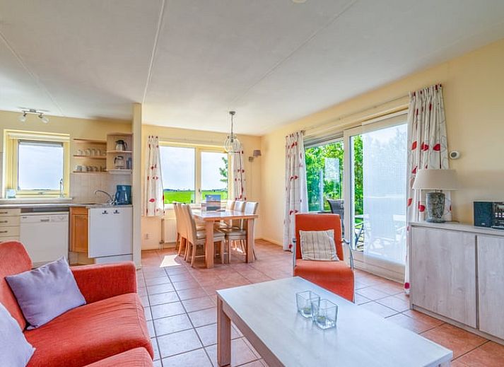 Vakantiehuisje in De Cocksdorp, Texel met groene tuin en uitzicht op de Waddeneilanden, ideaal voor een ontspannen verblijf in de natuur.