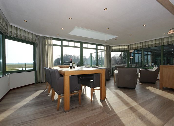 Villa De Witte Hoek serre huisdiervrij in De Cocksdorp Texel biedt een ruim terras met tuinmeubilair voor ontspannen buitenmomenten.