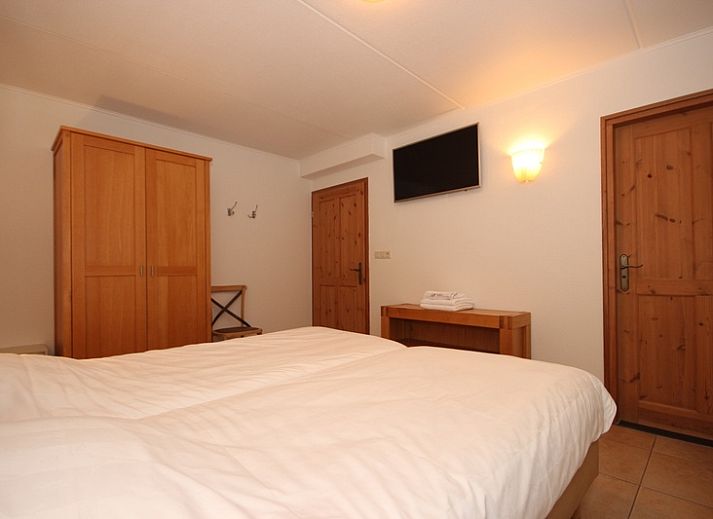 Villa De Witte Hoek serre huisdiervrij in De Cocksdorp Texel biedt een ruim terras met tuinmeubilair voor ontspannen buitenmomenten.