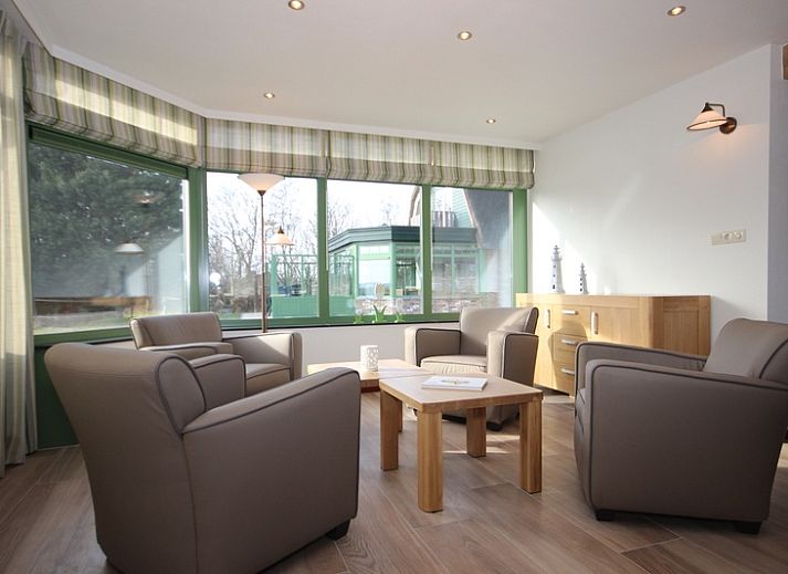 Ruime eetkamer met panoramisch uitzicht in Villa De Witte Hoek serre huisdiervrij, De Cocksdorp Texel, ideaal voor gezellige diners.