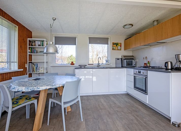 Bungalowpark Slufteroord 292 in De Cocksdorp, Texel, biedt een vakantiehuis met groene tuin en zonnig terras op de Waddeneilanden.