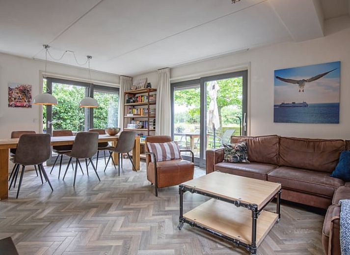 Exterieur van Vakantiehuis in De Cocksdorp, Texel, omgeven door groene natuur en een zonnige tuin, Waddeneilanden.