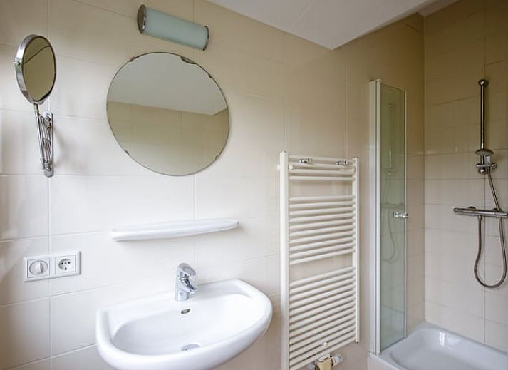 Vakantiehuis in De Cocksdorp op Texel, Waddeneilanden, omgeven door groene natuur en een uitnodigend terras.