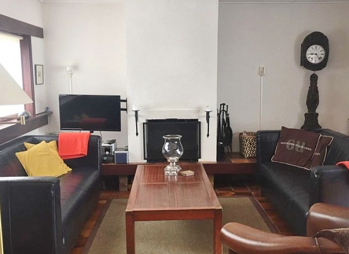 Geniet van de rust bij Bungalow Slufterduin - De Blauwe Skor in De Cocksdorp, Texel, met een uitnodigend terras te midden van groene natuur.