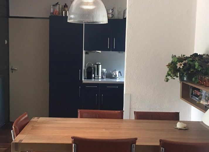 Ontspan op het terras van Bungalow Slufterduin - De Blauwe Skor in De Cocksdorp, Texel, omgeven door groene natuur en rust.