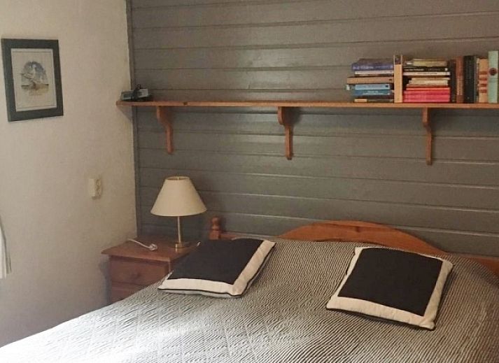 Ontspan op het terras van Bungalow Slufterduin - De Blauwe Skor in De Cocksdorp, Texel, omgeven door groene natuur en rust.