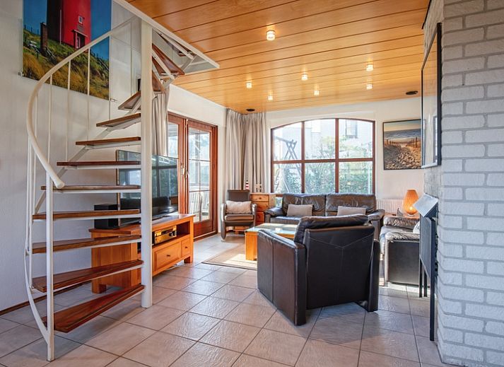 Gezellige woonkamer van Villapark Residentie Texel nr. 463 in De Cocksdorp, Texel. Comfortabele zithoek met veel lichtinval.