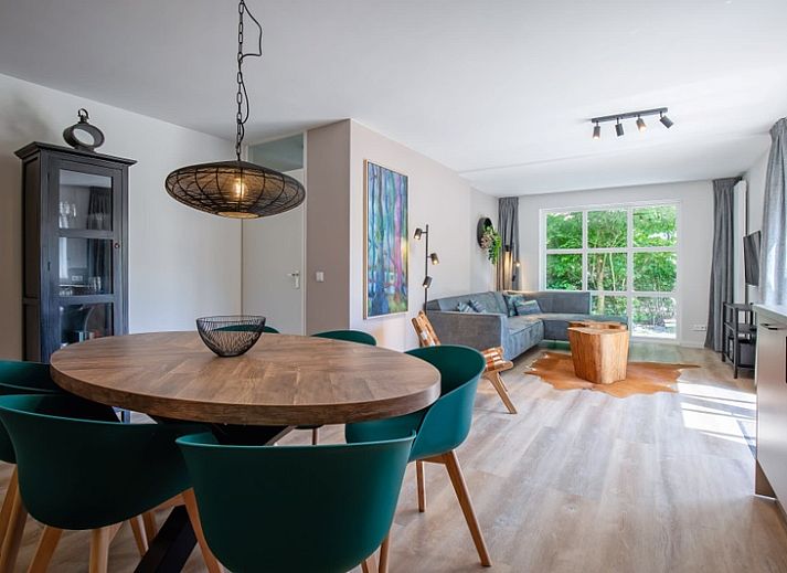 Vacation home D 690 in De Cocksdorp, Texel offers a sunny terrace with wooden pergola, ideal for relaxation on the Wadden Islands.