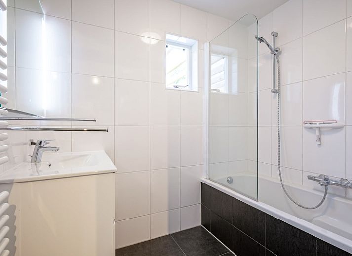 Vacation home D 690 in De Cocksdorp, Texel with sunny veranda and green surroundings, ideal for relaxation on the Wadden Islands.