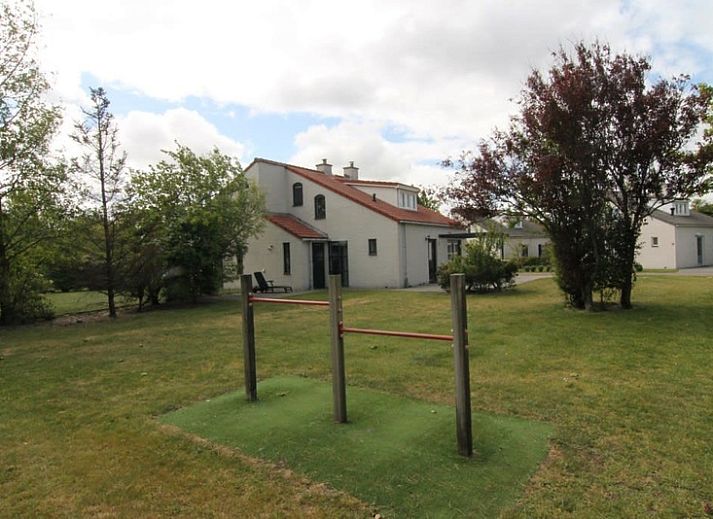 Vakantiehuis D 503 in De Cocksdorp, Texel, Waddeneilanden met ruime veranda en groene omgeving.