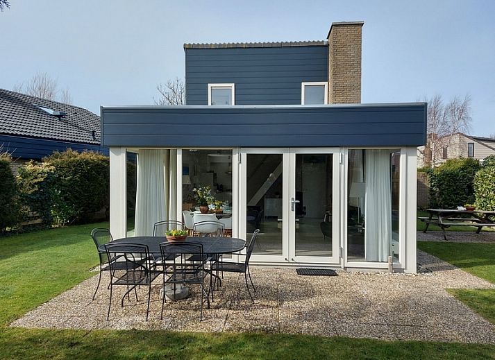 Vakantiehuis B 289 in De Cocksdorp, Texel biedt een charmante voorgevel met moderne architectuur, ideaal voor een ontspannen verblijf op de Waddeneilanden.