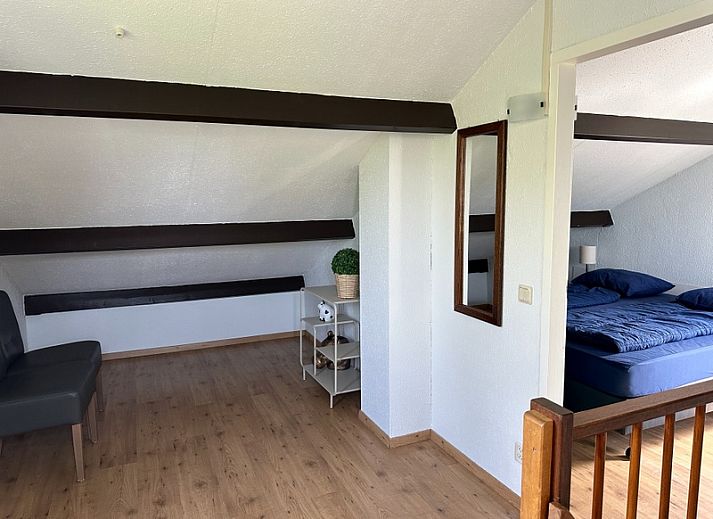 Vakantiehuis B 121 in De Cocksdorp op Texel biedt een serene buitenruimte met groene tuin, ideaal voor een ontspannen verblijf op de Waddeneilanden.