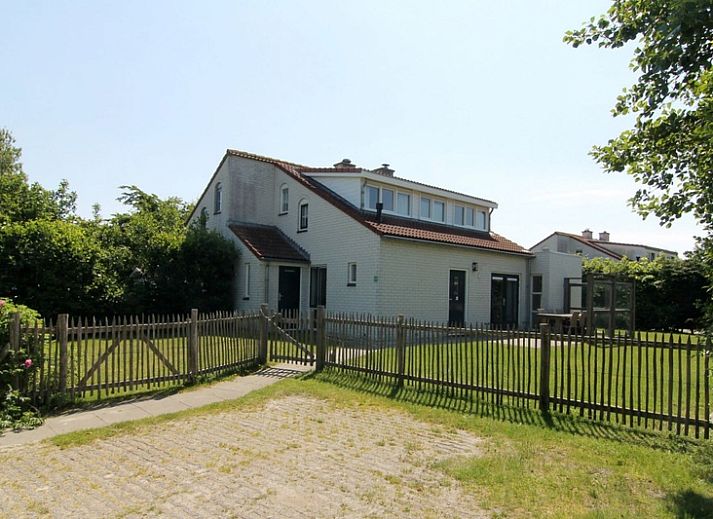 Vakantiehuis D 703 in De Cocksdorp Texel biedt een ruim terras en tuin voor ontspannen vakantie op de Waddeneilanden.