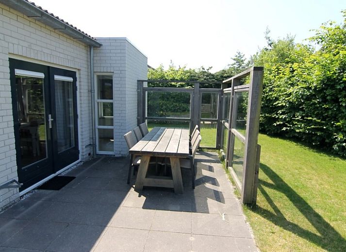 Vakantiehuis D 703 in De Cocksdorp Texel biedt een ruim terras en tuin voor ontspannen vakantie op de Waddeneilanden.