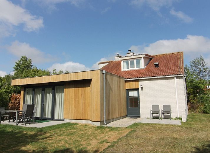 Vacation home D 449 in De Cocksdorp, Texel with sunny terrace and green garden, ideal for relaxation on the Wadden Islands.