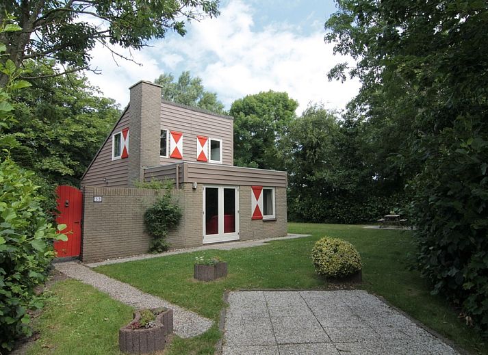 Vakantiehuis B 053 in De Cocksdorp, Texel, omgeven door groene natuur en een uitnodigende tuin, ideaal voor een ontspannen verblijf op de Waddeneilanden.