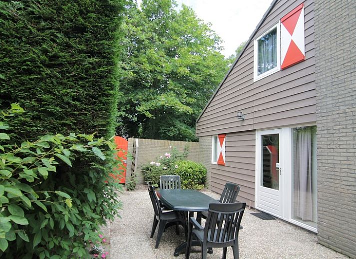 Vakantiehuis B 053 in De Cocksdorp, Texel, omgeven door groene natuur en een uitnodigende tuin, ideaal voor een ontspannen verblijf op de Waddeneilanden.