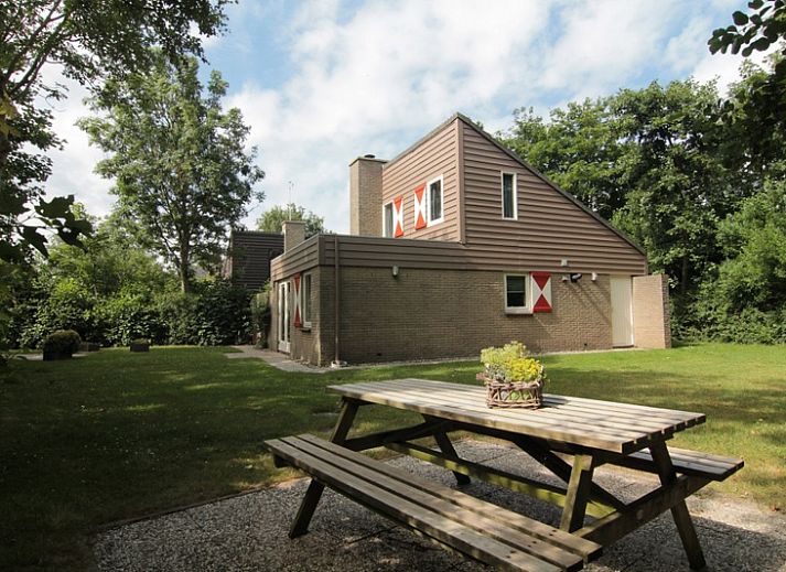 Vakantiehuis B 053 in De Cocksdorp, Texel, omgeven door groene natuur en een uitnodigende tuin, ideaal voor een ontspannen verblijf op de Waddeneilanden.