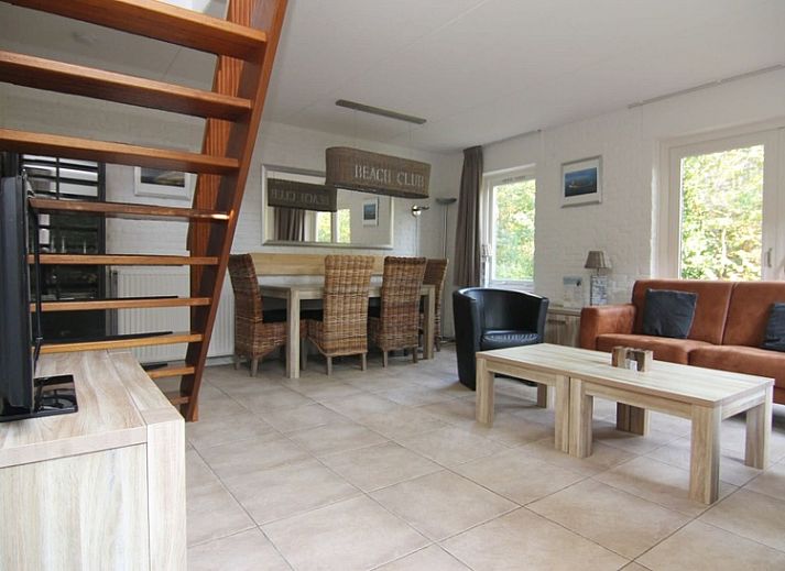 Vakantiehuis B 053 in De Cocksdorp op Texel biedt een charmante verblijfservaring met een weelderige tuin en moderne architectuur.