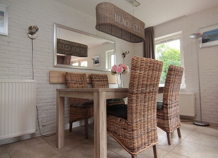 Vakantiehuis B 053 in De Cocksdorp op Texel biedt een charmante verblijfservaring met een weelderige tuin en moderne architectuur.