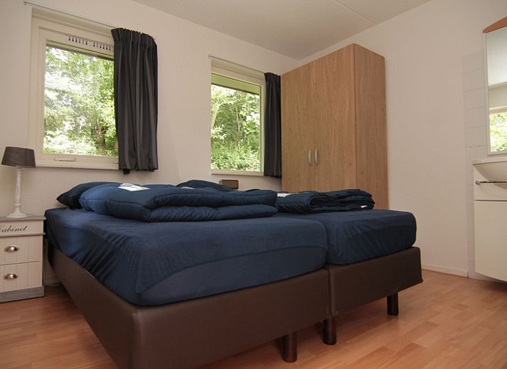 Vakantiehuis B 053 in De Cocksdorp op Texel biedt een charmante verblijfservaring met een weelderige tuin en moderne architectuur.