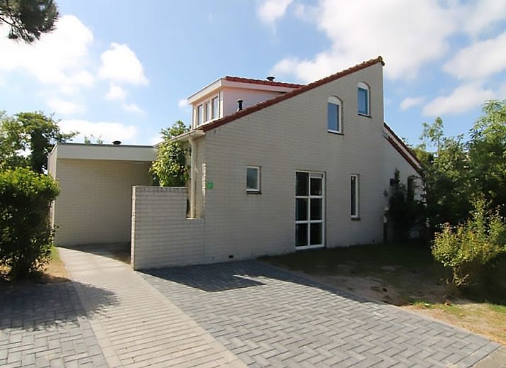 Vakantiehuis D 617 in De Cocksdorp, Texel, biedt een charmante buitenkant met tuinpad en groene omgeving op de Waddeneilanden.