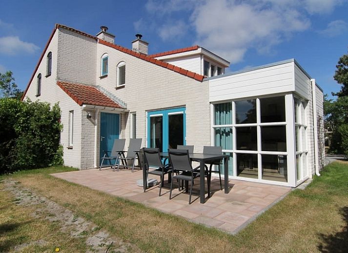 Vakantiehuis D 617 in De Cocksdorp, Texel, biedt een charmante buitenkant met tuinpad en groene omgeving op de Waddeneilanden.