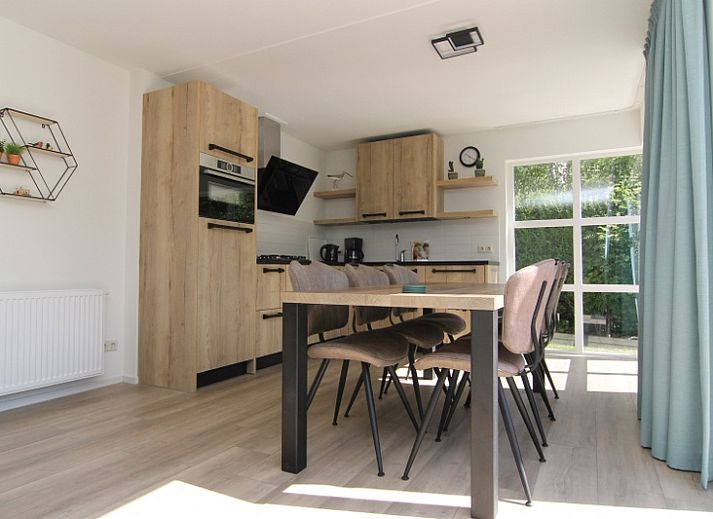 Vakantiehuis D 617 in De Cocksdorp, Texel, biedt een gezellige buitenruimte met een charmante tuin en moderne architectuur.