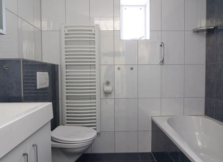 Vakantiehuis D 617 in De Cocksdorp, Texel, biedt een gezellige buitenruimte met een charmante tuin en moderne architectuur.