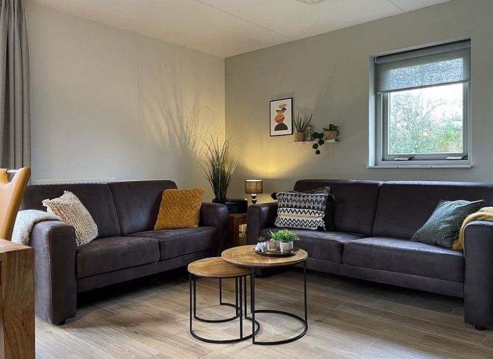 Vakantiehuis A 103 in De Cocksdorp, Texel, biedt een serene buitenruimte met groene omgeving en zonnig terras, ideaal voor ontspanning.