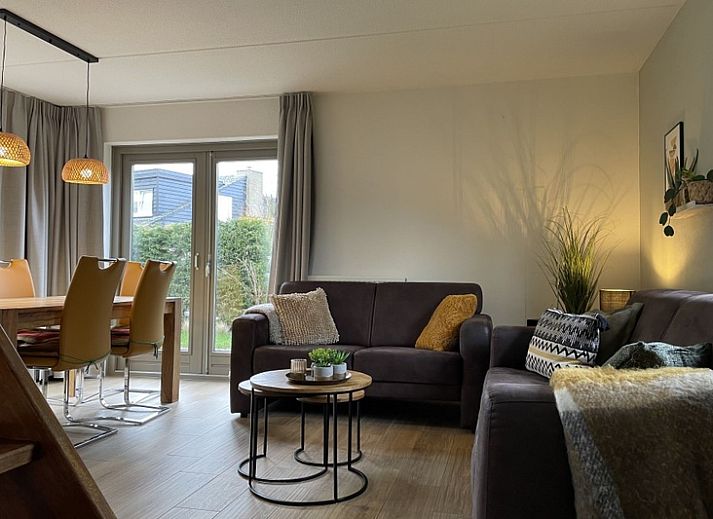 Vakantiehuis A 103 in De Cocksdorp, Texel, biedt een serene buitenruimte met groene omgeving en zonnig terras, ideaal voor ontspanning.