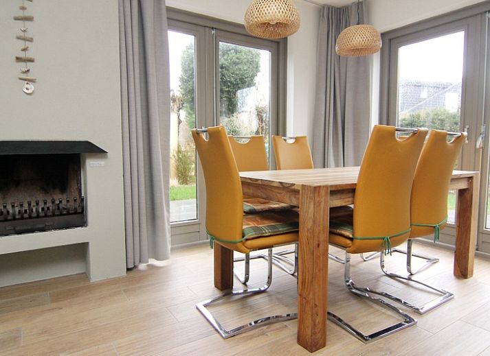 Vakantiehuis A 103 in De Cocksdorp, Texel, biedt een serene buitenruimte met groene omgeving en zonnig terras, ideaal voor ontspanning.