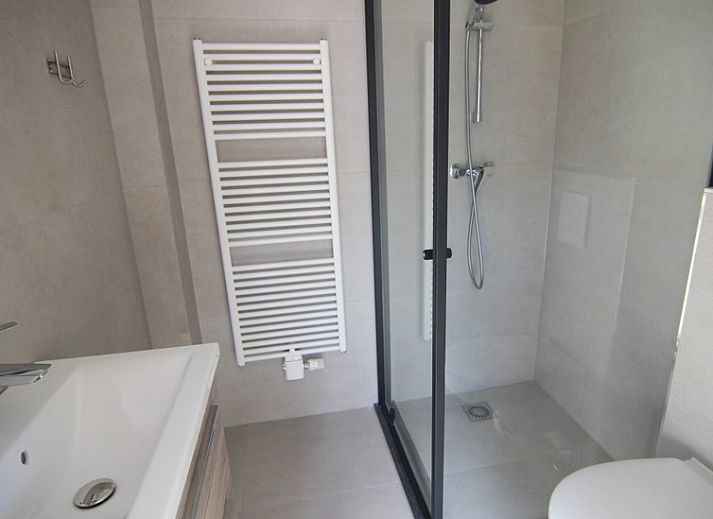 Geniet van de zonnige tuin en het terras van Vakantiehuis A 103 in De Cocksdorp, Texel, ideaal voor een ontspannen verblijf op de Waddeneilanden.