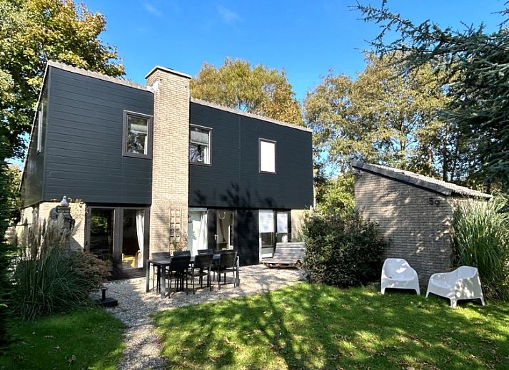 Vakantiehuis C 059 in De Cocksdorp, Texel, biedt een charmante buitenruimte met terras en groene omgeving op de Waddeneilanden.