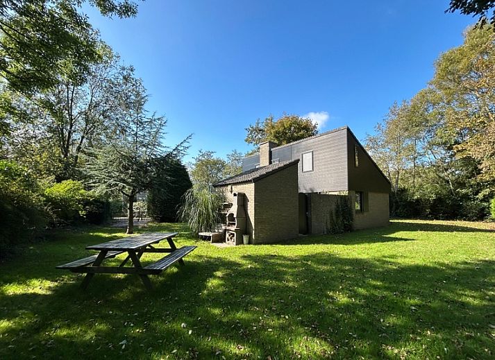 Vakantiehuis C 059 in De Cocksdorp, Texel, biedt een charmante buitenruimte met terras en groene omgeving op de Waddeneilanden.