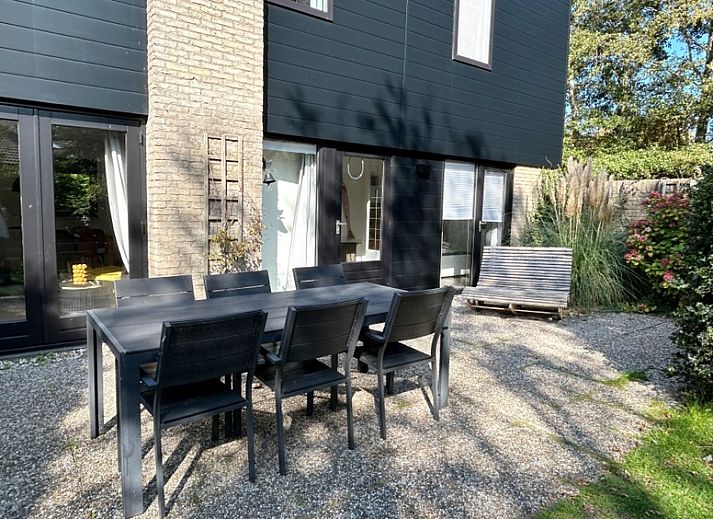 Vakantiehuis C 059 in De Cocksdorp, Texel, biedt een charmante buitenruimte met terras en groene omgeving op de Waddeneilanden.