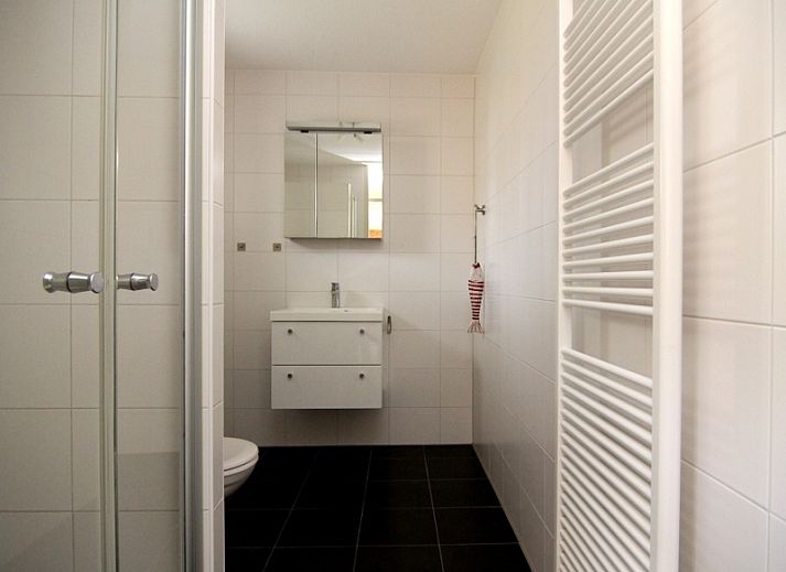 Vakantiehuis C 059 in De Cocksdorp, Texel, omringd door groene natuur met een zonnig terras en picknicktafel voor een ontspannen verblijf.