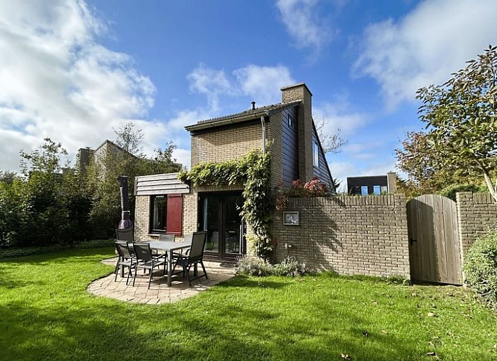 Das Ferienhaus B 203 in De Cocksdorp, Texel bietet eine ruhige und gruene Umgebung fuer einen erholsamen Aufenthalt auf den Watteninseln.