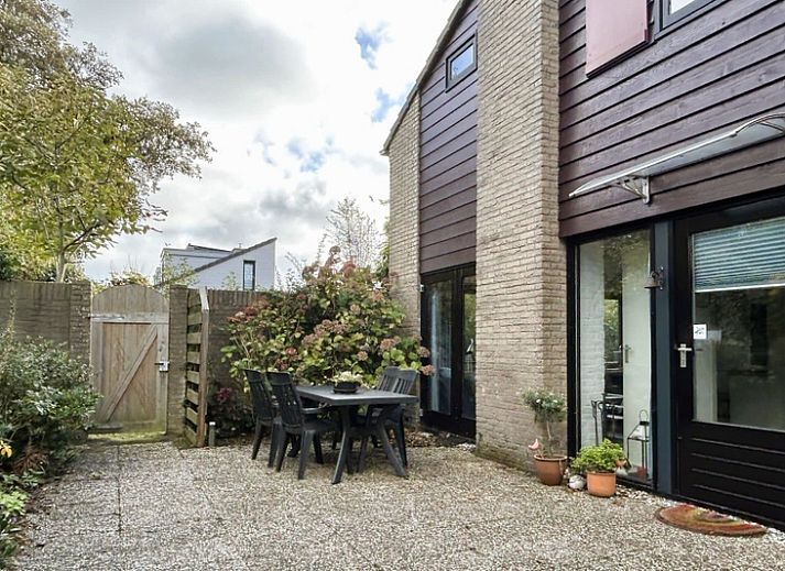 Das Ferienhaus B 203 in De Cocksdorp, Texel bietet eine ruhige und gruene Umgebung fuer einen erholsamen Aufenthalt auf den Watteninseln.