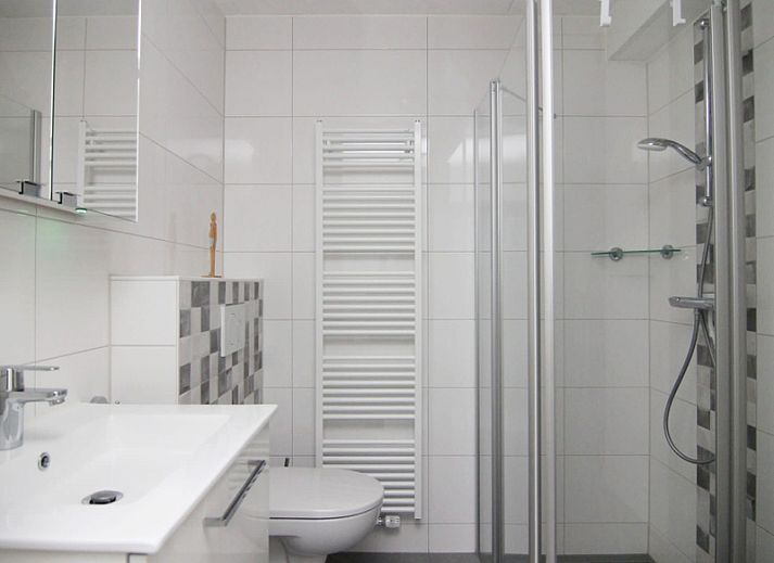 Das Ferienhaus B 203 in De Cocksdorp, Texel, bietet ein charmantes Aeusseres in gruener Umgebung auf den Watteninseln.