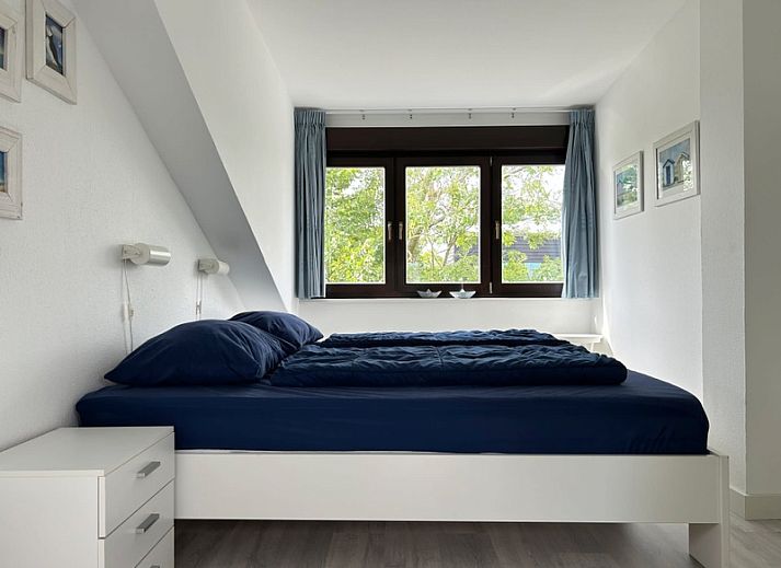 Das Ferienhaus B 203 in De Cocksdorp, Texel, bietet ein charmantes Aeusseres in gruener Umgebung auf den Watteninseln.