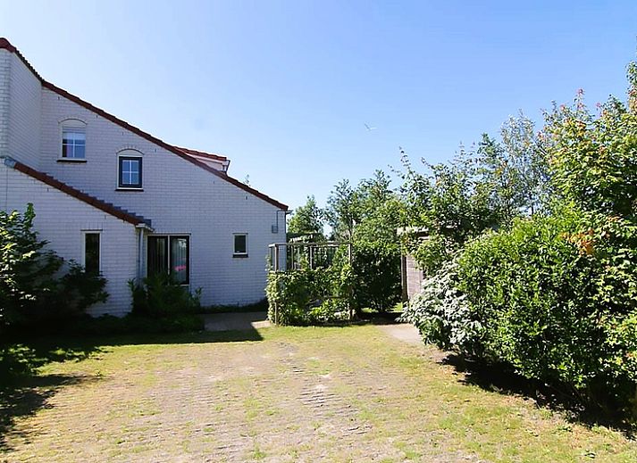 Vakantiehuis D 685 in De Cocksdorp, Texel, biedt een zonnige tuin en groene omgeving, ideaal voor een ontspannen verblijf op de Waddeneilanden.