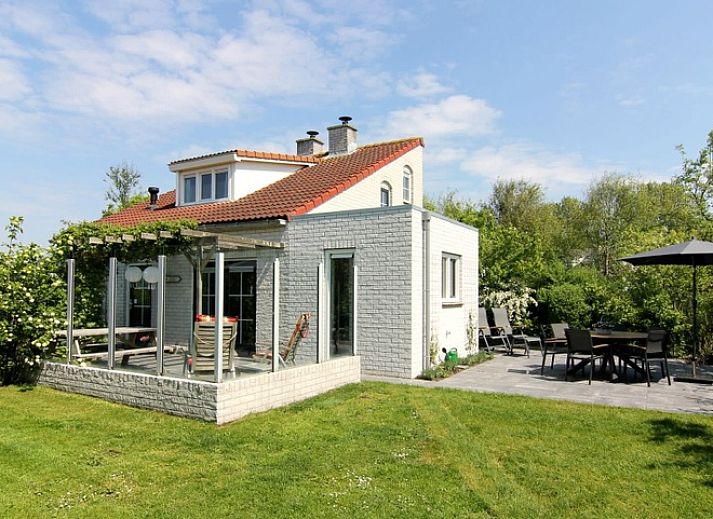 Vakantiehuis D 685 in De Cocksdorp, Texel, biedt een zonnige tuin en groene omgeving, ideaal voor een ontspannen verblijf op de Waddeneilanden.